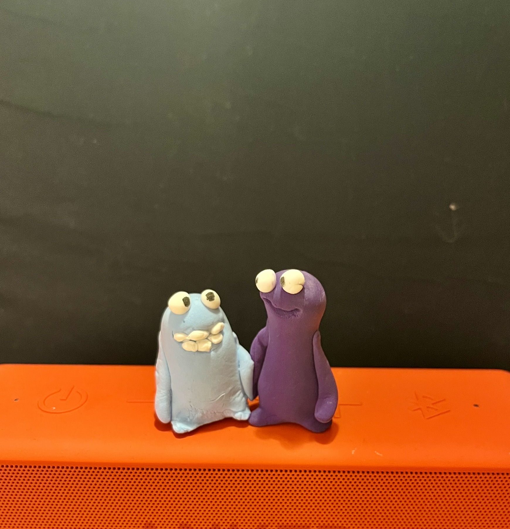 Hellblauer und lila Squig auf orangem Lautsprecher