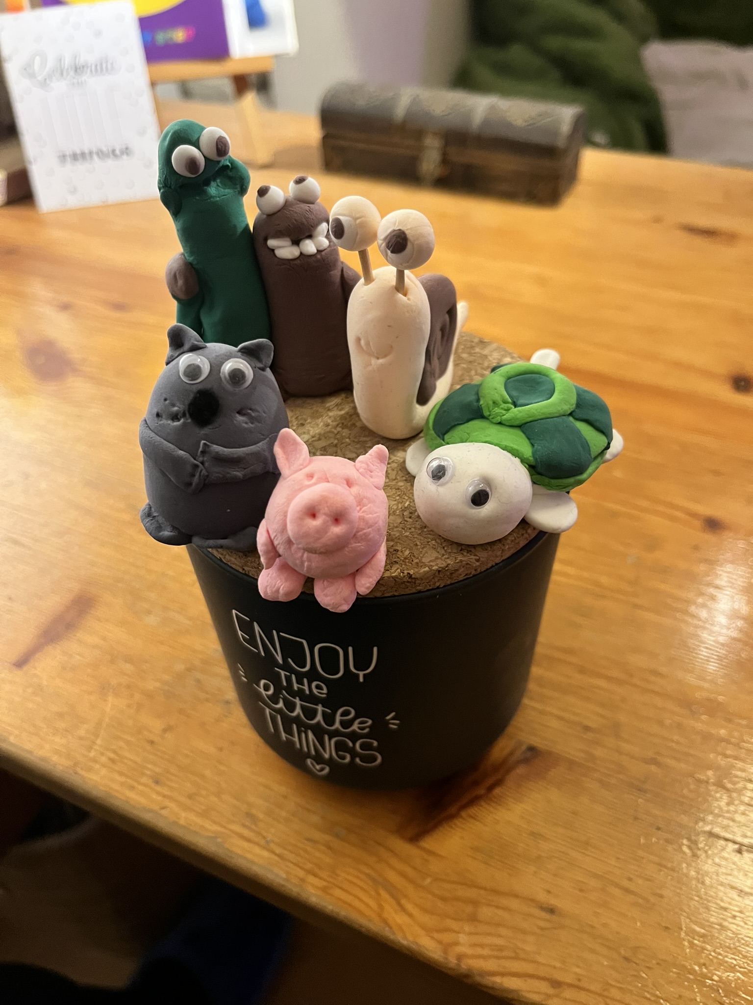 Sechs Squigs und Tiere auf einer Enjoy-Dose