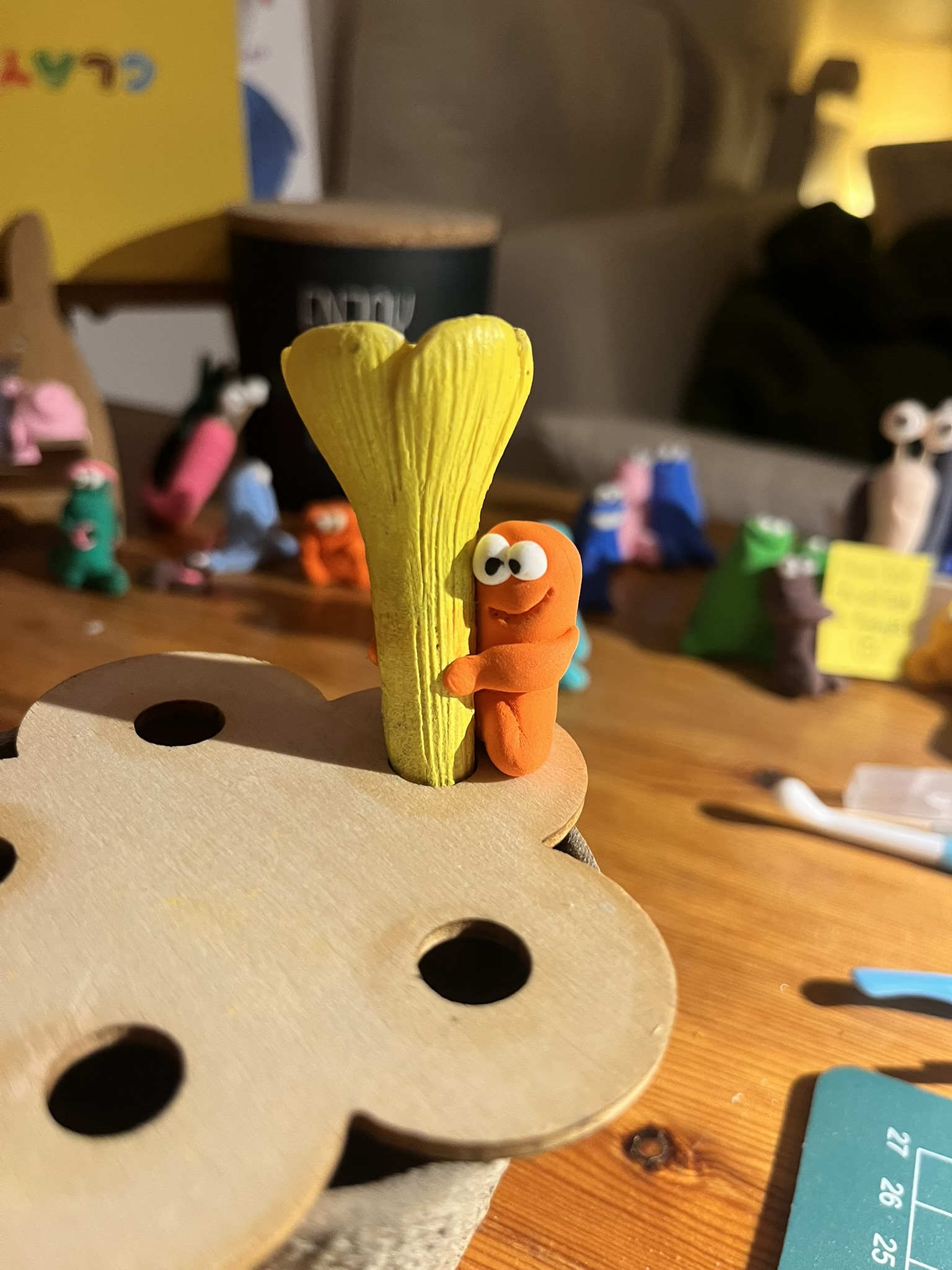 Oranger Squig umarmt gelben Blumenstängel