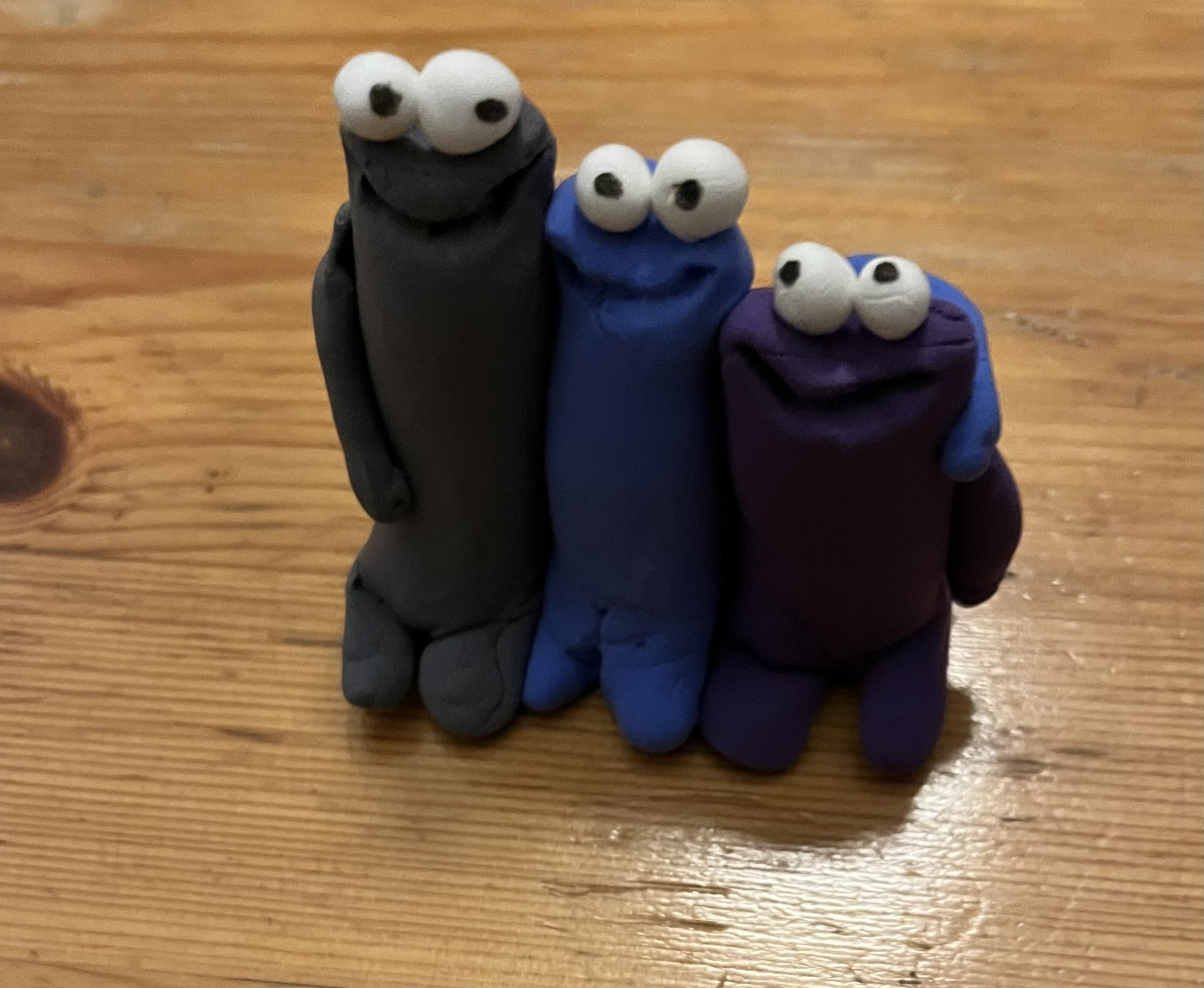 Schwarzer, blauer und lila Squig nebeneinander
