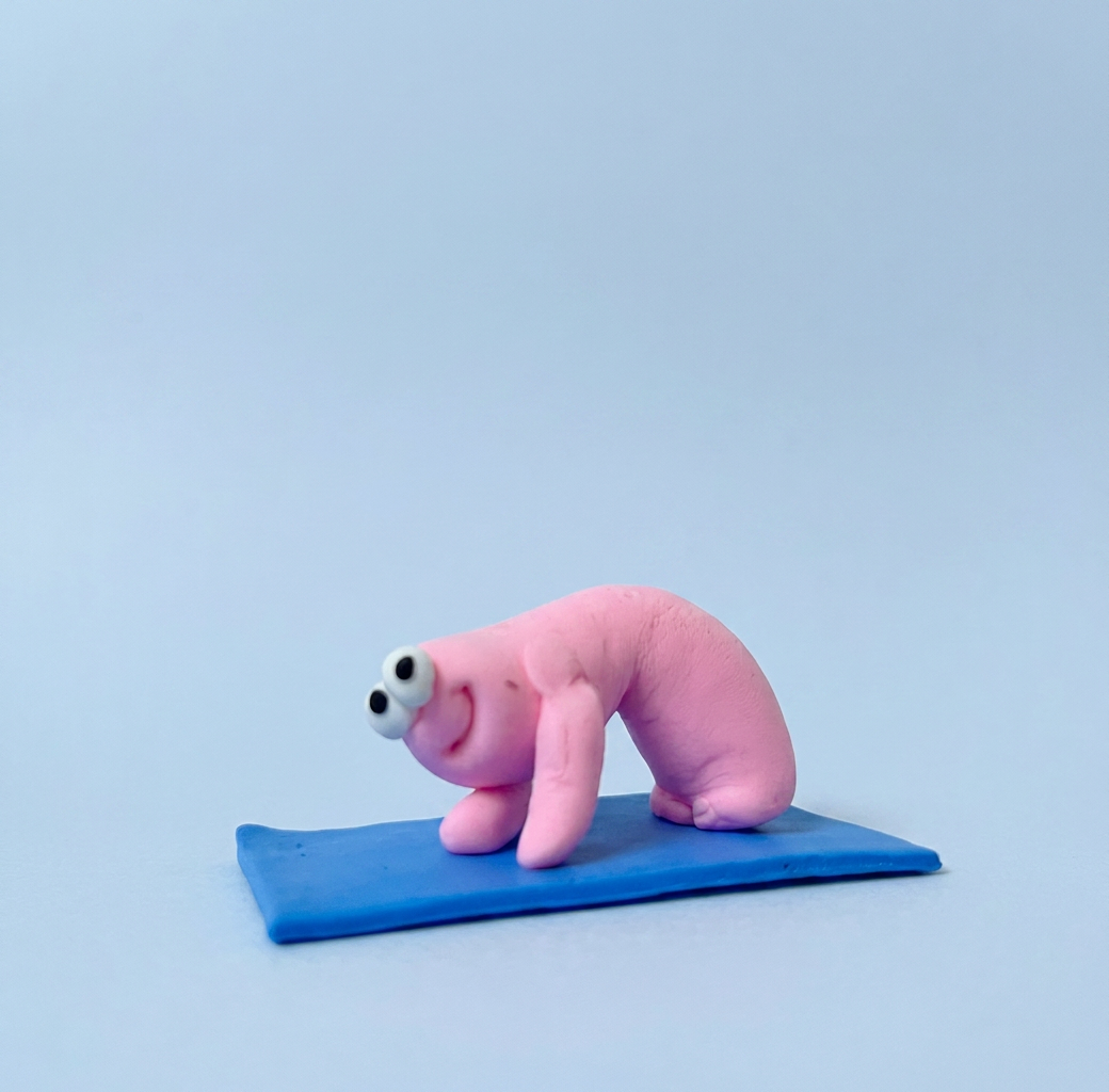 Greta – rosa, Downward Dog auf blauer Matte